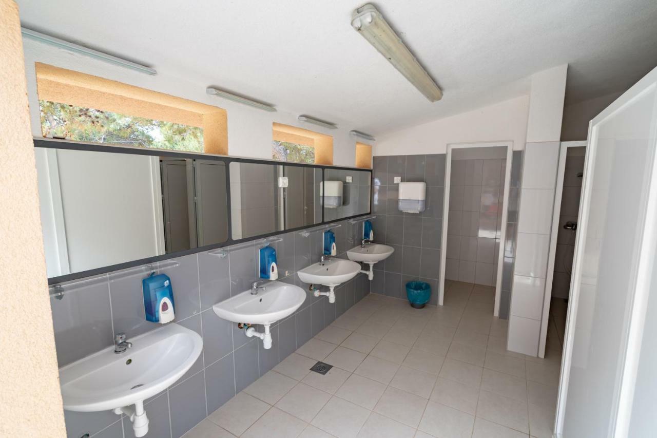Camp Porat Hotell Povljana Exteriör bild
