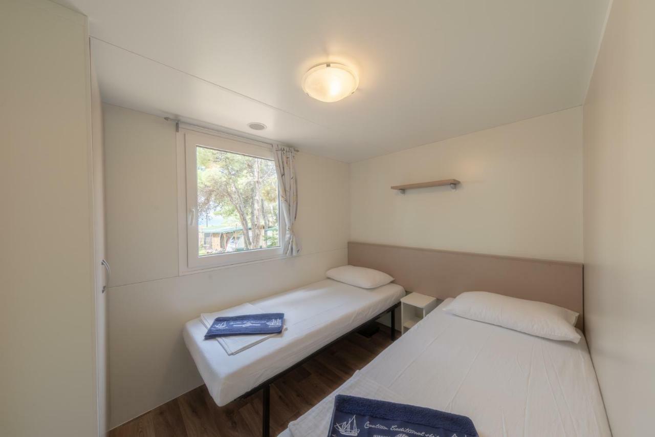 Camp Porat Hotell Povljana Exteriör bild