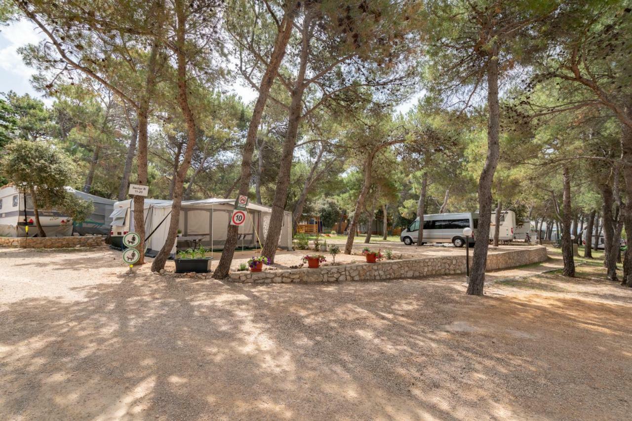 Camp Porat Hotell Povljana Exteriör bild