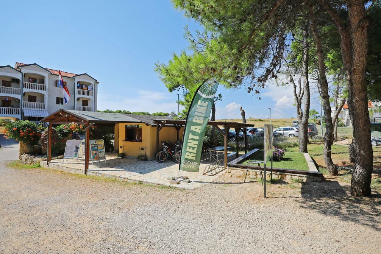 Camp Porat Hotell Povljana Exteriör bild